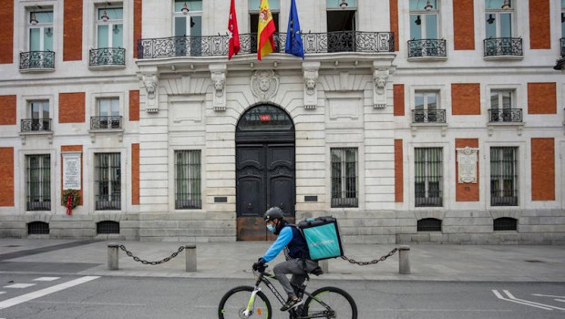 ep un rider de deliveroo circula por la puerta del sol en madrid