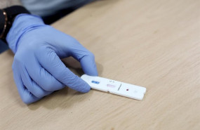 ep un trabajador de cruz roja espera los resultados de un test de covid-19 que le acaba de realizar
