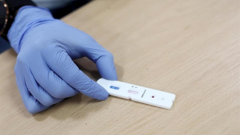 ep un trabajador de cruz roja espera los resultados de un test de covid-19 que le acaba de realizar ep un trabajador de cruz roja espera los resultados de un test de covid-19 que le acaba de realizar