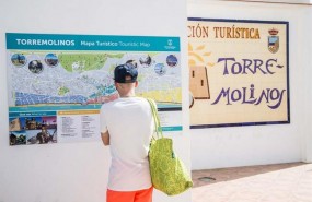 ep un viajero turista mira mapa torremolinos turismo nuevo actualizado