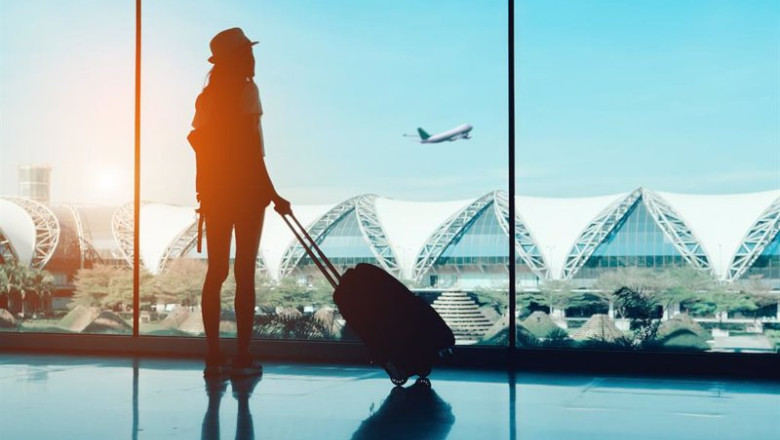 Una mujer en el aeropuerto. | ASSIST CARD/ MMD CREATIVE ep una mujer en el aeropuerto