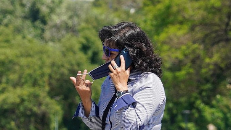 ep una mujer se quita la mascarilla para hablar por telefono en sevilla en mayo de 2020