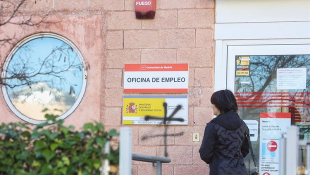 ep una persona en la puerta de la oficina del servicio publico de empleo estatal sepe