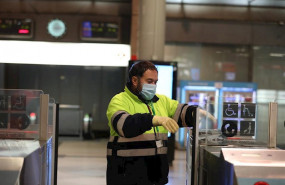 ep una trabajador limpia los tornos de la estacion de cercanias de atocha durante el segundo dia de