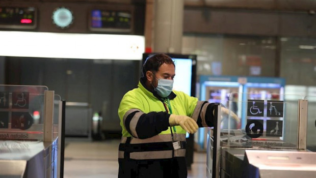 ep una trabajador limpia los tornos de la estacion de cercanias de atocha durante el segundo dia de