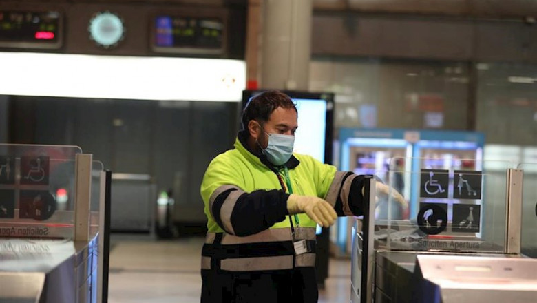 Una trabajador limpia los tornos de la estación de Cercanías de Atocha durante el segundo día de reparto de mascarillas en el transporte público por la reactivación de la actividad laboral no esencial en las empresas cuyos empleados no puedan teletrabajar | Marta Fernández Jara - Europa Press ep una trabajador limpia los tornos de la estacion de cercanias de atocha durante el segundo dia de