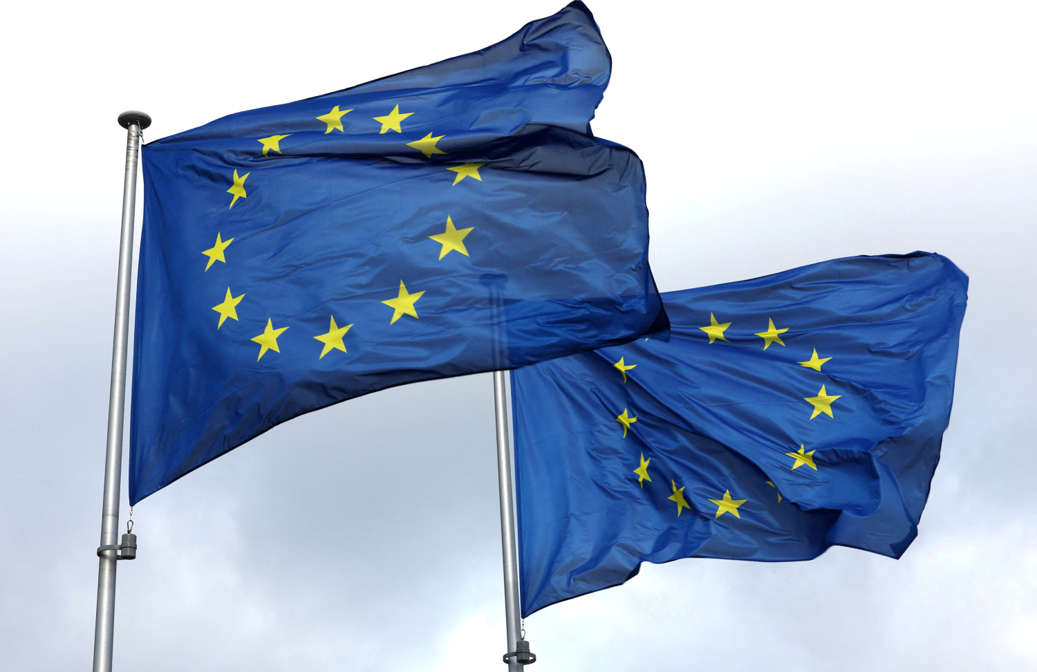 les drapeaux de l union europeenne flottant devant le siege de la commission europeenne les drapeaux de l union europeenne flottant devant le siege de la commission europeenne