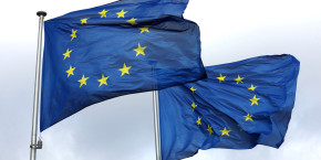 les drapeaux de l union europeenne flottant devant le siege de la commission europeenne les drapeaux de l union europeenne flottant devant le siege de la commission europeenne