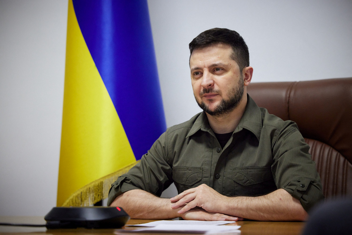 zelensky participera virtuellement au sommet de l otan rapporte interfax 