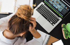 1589365316 mujercon ordenadorcansada