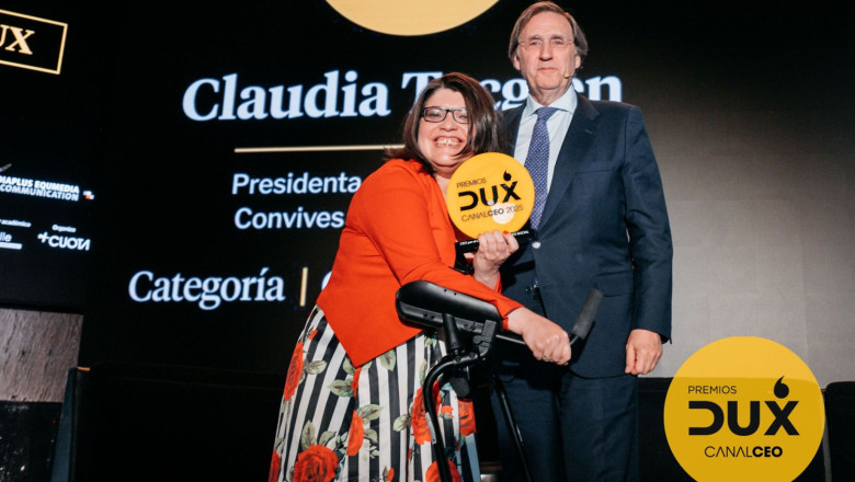 claudia tecglen premio dux de impacto social por canal ceo claudia tecglen premio dux de impacto social por canal ceo