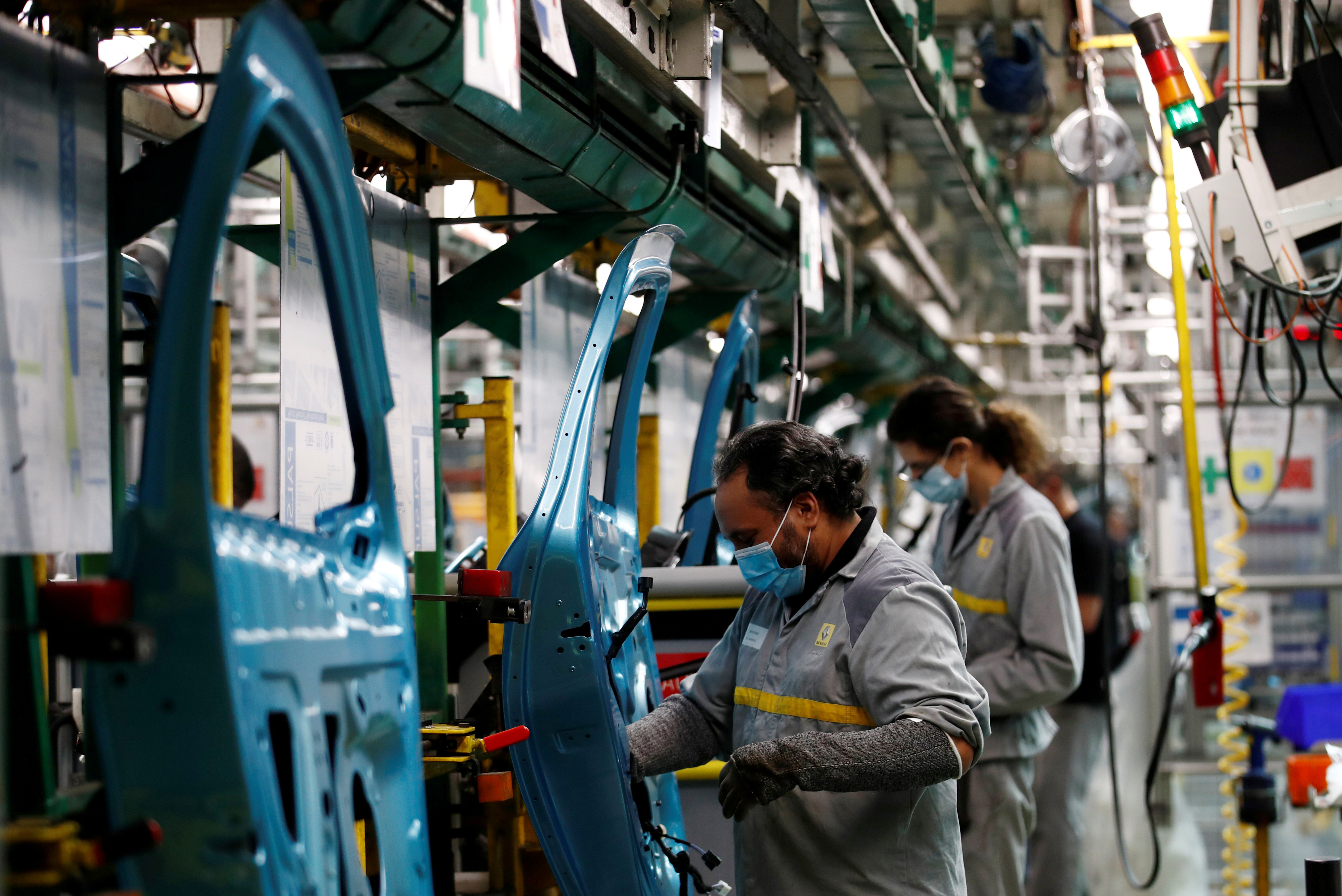 des-ouvriers-travaillent-sur-la-ligne-d-assemblage-de-la-renault-zoe-dans-l-usine-de-flins 20210120071015