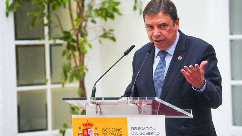 Archivo - El ministro de Agricultura, Pesca y Alimentación, Luis Planas Interviene en el acto tras la firma del convenio, a 15 de marzo de 2024, en Sevilla, Andalucía (España). | Francisco J. Olmo - Europa Press - Archivo ep archivo el ministro de agricultura pesca y alimentacion luis planas interviene en el acto tras