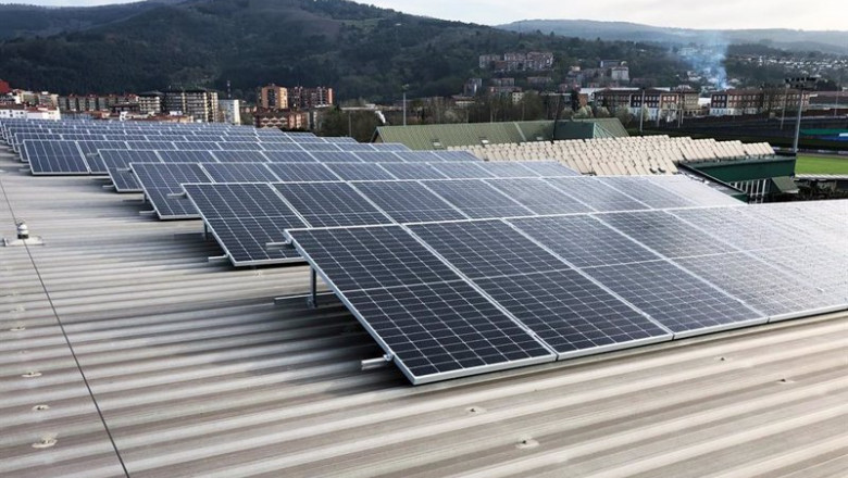 Archivo - Paneles solares en el polideportivo de Artunduaga en Basauri. | AYUNTAMIENTO DE BASAURI - Archivo ep archivo paneles solares en el polideportivo de artunduaga en basauri
