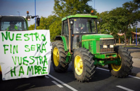ep archivo   tractorada de protesta en la calle virgen del patrocinio una de las entradas a sevilla