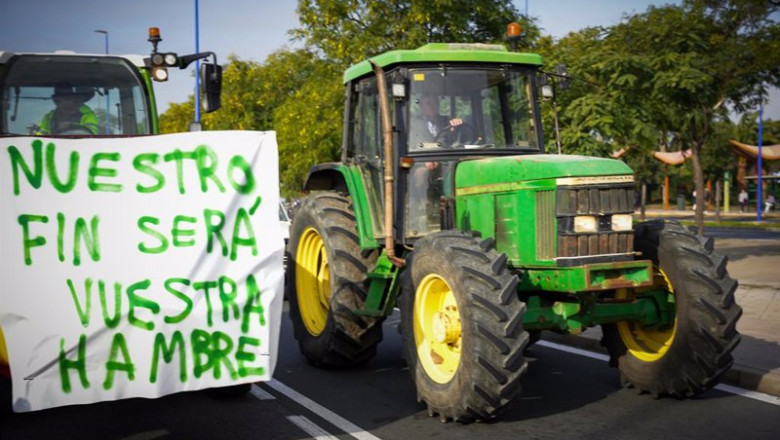 ep archivo tractorada de protesta en la calle virgen del patrocinio una de las entradas a sevilla ep archivo tractorada de protesta en la calle virgen del patrocinio una de las entradas a sevilla