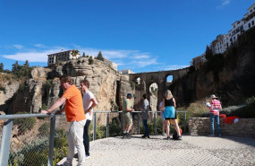 ep archivo   turistas observan el tajo de ronda desde un mirador