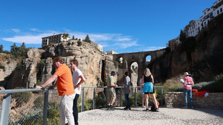 ep archivo   turistas observan el tajo de ronda desde un mirador