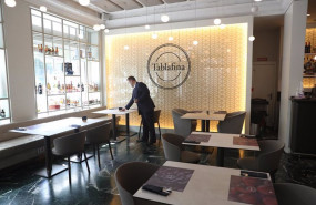 ep archivo   un camarero prepara una mesa en el restaurante tablafina en el paseo del prado en