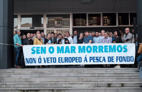 ep archivo un grupo de personas protesta contra el veto a la pesca en la plaza del concello a 8 de ep archivo un grupo de personas protesta contra el veto a la pesca en la plaza del concello a 8 de