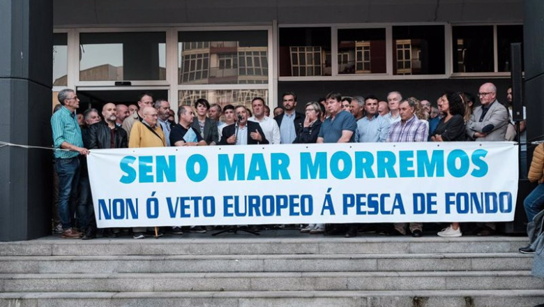 ep archivo   un grupo de personas protesta contra el veto a la pesca en la plaza del concello a 8 de