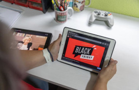 ep archivo   un joven mira una web de compras online
