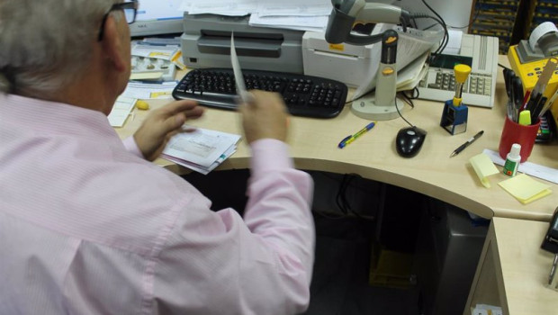 ep archivo un trabajador senior en su puesto de trabajo ep archivo un trabajador senior en su puesto de trabajo