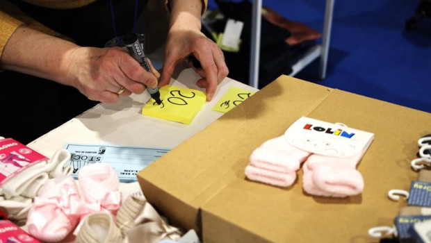 ep archivo   una mujer escribe los precios para sus productos en una feria de stocks