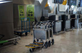 ep archivo   varios carritos en la terminal 4 del aeropuerto adolfo suarez madrid barajas a 24 de
