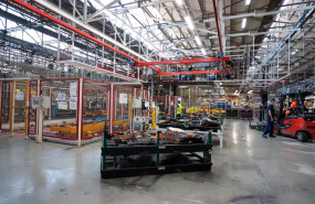 ep archivo   varios operarios trabajando en una fabrica industrial