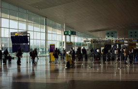 ep archivo   varios pasajeros en el aeropuerto de el prat