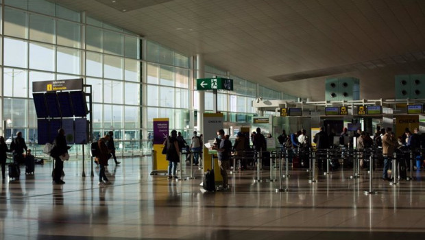 ep archivo   varios pasajeros en el aeropuerto de el prat
