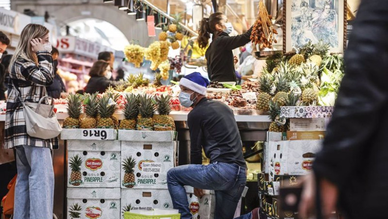 ep archivo   vista general de un puesto de fruta en el mercado central de valencia