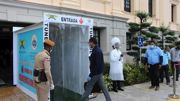ep cabina de desinfeccion en el palacio nacional de republica dominicana