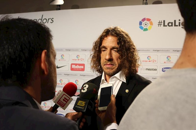 ep carles puyol atiende a los medios