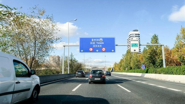 ep carretera de madrid con poco trafico horas antes del comienzo de la operacion salida del puente