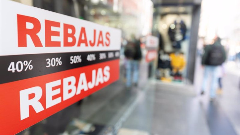 ep carteles en un escaparate anuncian la temporada de rebajas a 7 de enero de 2025 en madrid espana ep carteles en un escaparate anuncian la temporada de rebajas a 7 de enero de 2025 en madrid espana