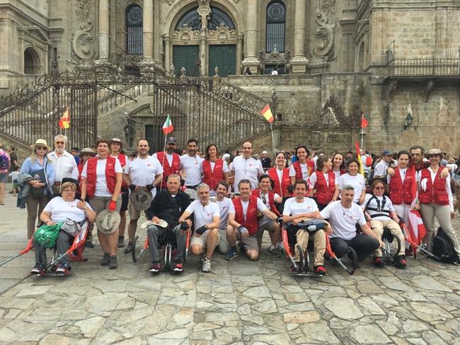 Cuatro peregrinos en silla de ruedas y voluntarios de la Orden de Malta | ORDEN DE MALTA ep cuatro peregrinossillaruedasvoluntariosla ordenmalta