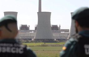 ep dos agentes de la guardia civil observan la voladura de las torres de refrigeracion de la central