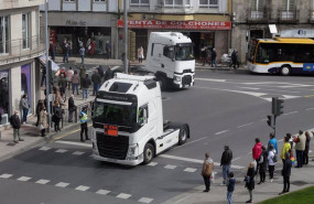 ep dos camiones entran en la ronda de la muralla en una marcha lenta en lugo