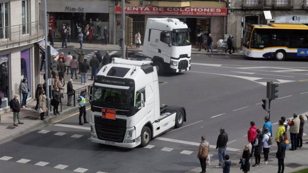 ep dos camiones entran en la ronda de la muralla en una marcha lenta en lugo