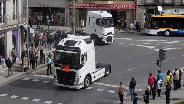 Dos camiones entran en la Ronda de la Muralla, en una marcha lenta en Lugo | Carlos Castro - Europa Press ep dos camiones entran en la ronda de la muralla en una marcha lenta en lugo