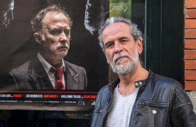 ep el actor willy toledo posa delante del cartel de la pelicula el rey