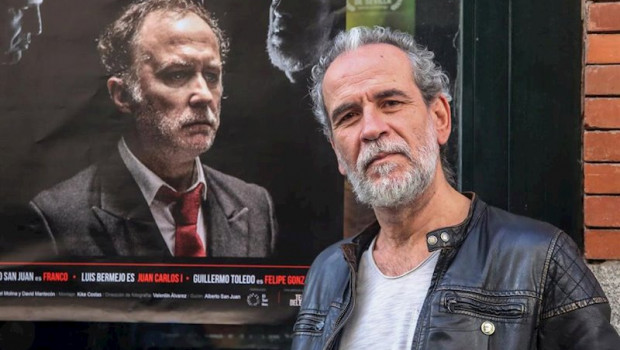 ep el actor willy toledo posa delante del cartel de la pelicula el rey