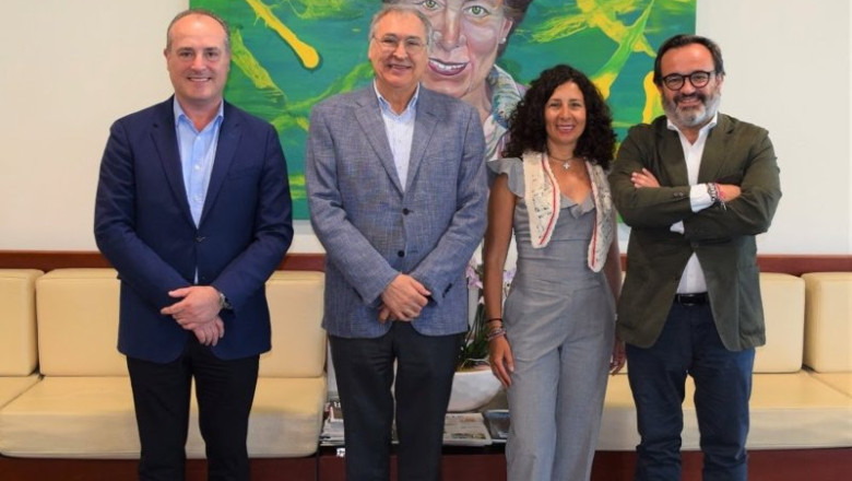 El director Corporativo de Gullón, David Casañ; el consejero delegado y director general de Gullón, Juan Miguel Martínez Gabaldón; la presidenta de Gullón, Lourdes Gullón; y el presidente de AECOC, Ignacio González. | GALLETAS GULLÓN ep el director corporativo de gullon david casan el consejero delegado y director general de gullon