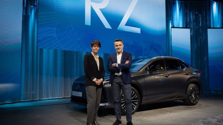 El director de Lexus Europa, Spiros Fotinos, y la directora de Lexus España, Mar Pieltain, junto al nuevo Lexus RZ 450e | DAVID ZORRAKINO - EUROPA PRESS ep el director de lexus europa spiros fotinos y la directora de lexus espana mar pieltain junto al