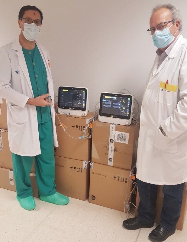 El médico Jesús Ángel García (izda) y el gerente del Hospital Santa Bárbara, Enrique Delgado, (dcha) con los equipos recibidos | JCYL ep el medico jesus angel garcia izda y el gerente del hospital santa barbara enrique delgado dcha