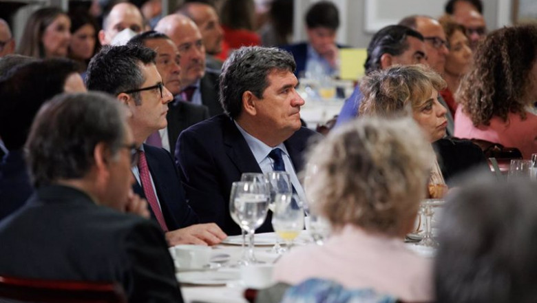 El ministro de la Presidencia, Relaciones con las Cortes y Memoria Democrática, Félix Bolaños (i), y el ministro de Inclusión, Seguridad Social y Migraciones, José Luis Escrivá, en el Desayuno Informativo de Europa Press, a 4 de mayo de 2022, en Madrid. | Alejandro Martínez Vélez - Europa Press ep el ministro de la presidencia relaciones con las cortes y memoria democratica felix bolanos i y 20220504141804