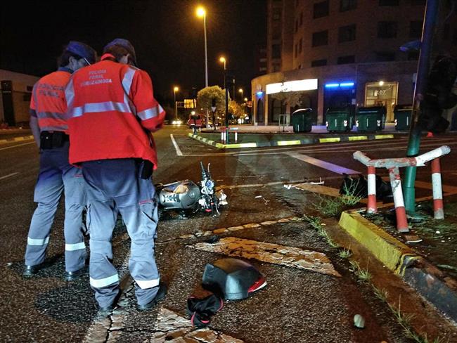 Fallece un motorista al chocar contra una farola en Cordovilla | POLICÍA FORAL ep fallecemotoristachocaruna farolacordovilla