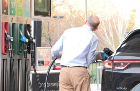 ep hombre repostando combustible en una gasolinera